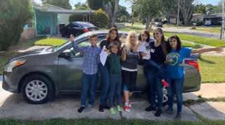 Tânără care are grijă de toată familia