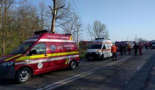 Familie distrusă în Prahova. Un mort, patru răniţi grav, toţi rude, un microbuz zdrobit de pom