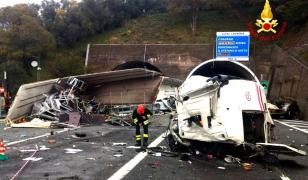Doi şoferi de TIR morţi într-un accident devastator în Italia