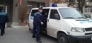 Tânăr din Braşov îi sparge casa fostei iubite, o abuzează pe ea şi alte 2 persoane, apoi pleacă gol puşcă