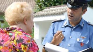 Bătrână face plângere unui polițist italian