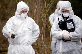 O femeie din Maramureş stătea în curte cu cadavrul în putrefacţie al fiului său