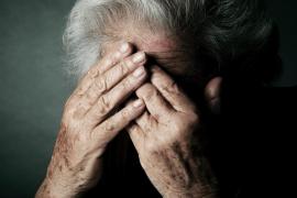 Un tânăr a batjocorit ore în şir o bătrânică, în Suceava. După ce a chinuit-o pe biata femeie, a fugit dezbrăcat pe calea ferată