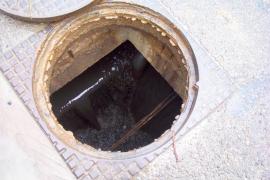 Un copil de 3 ani a murit după ce a căzut în fosa septică a şcolii, la Iaşi