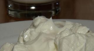 Iaurt într-un recipient