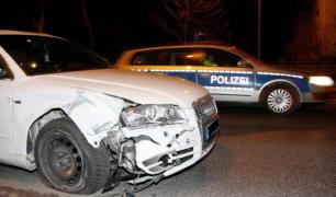 Poliţiştii nemţi au lăsat fără haine şi permise de conducere doi români care au intrat cu Audi într-un pom şi apoi au fugit