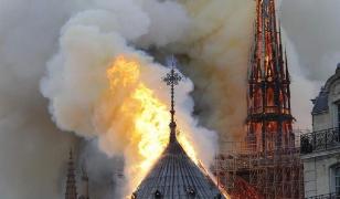 Arde Notre Dame
