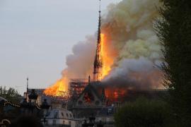 Miliardarii francezi sar în ajutor cu sume enorme după focul devastator de la Catedrala Notre Dame