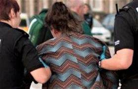 O femeie din Alba şi copiii săi minori au bătut şi jefuit pe stradă un bărbat, condamnată la 3 ani de puşcărie