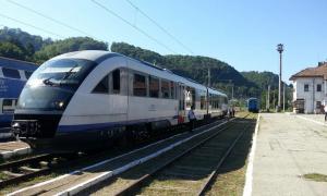 Tânăr sare de pe podul CFR în faţa trenului, spulberat de Săgeata Albastră, la Lugoj