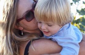 Protecţia Copilului îi ia băieţelul de 2 ani unei românce din Napoli, femeia cere o vizită, răpeşte copilul şi dispare