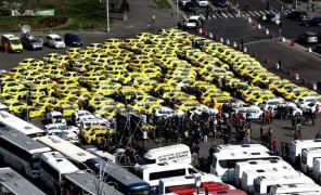 Protest uriaş, mii de transportatori în stradă. Taxiuri, autocare, microbuze şi autobuze blochează centrul Capitalei