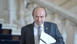 Tudorel Toader se îndreaptă către locul unde susține conferința de presă