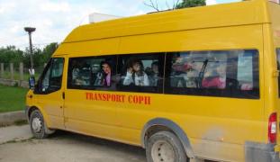 Un şofer de microbuz din Brăila, care ducea în excursie 16 copii, a fost prins beat, înainte de plecare