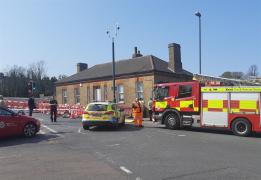 Românul a vrut să sară un gard şi a căzut pe şină, în faţa trenului