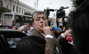 Alan Garcia în fața tribunalului din Lima