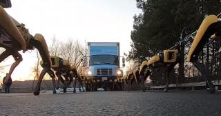 Roboții trag de un camion, în parcare