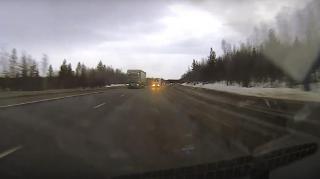 Un băiat de 19 ani şi-a filmat ultimele clipe de viaţă, înainte să fie spulberat de TIR (Video)