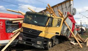 TIR încărcat cu cherestea spulberat de un tren la Beclean