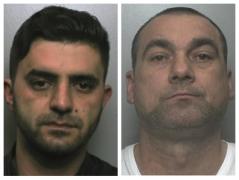 Românii au fost prinşi într-o benzinărie, când predau migranţii