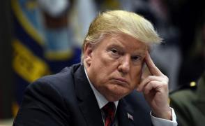 Donald Trump stă cu mâna la cap, în timpul briefingului de la Casa Albă