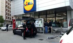 Un român a murit în timp ce cerşea în faţa unui supermarket din Torino