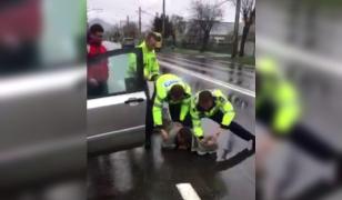 Şofer beat, care dormea în maşină, trezit de poliţiştii din Neamţ