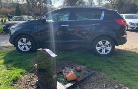 Un şofer şi-a parcat maşina pe un loc de veci, în cimitir