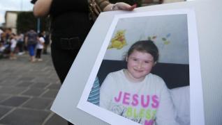 Maria Ungureanu într-o fotografie ținută de o protestatară