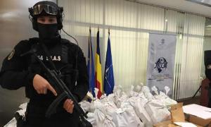 Ofițer DIICOT cu droguri capturate