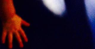 O fetiţă şi un băieţel din Brăneşti, filmaţi în ipostaze înfiorătoare. Tatăl copilei a văzut grozăvia pe telefonul mobil