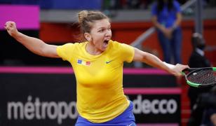 Simona Halep se bucură la finalul meciului cu Caroline Garcia