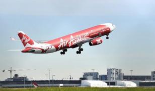 Un bebeluş de două luni a murit într-un avion, în braţele mamei sale