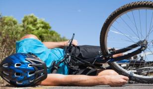 Accident între doi biciclişti pe o stradă din Paleu, Bihor, anchetat de Poliţie