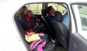 Primele imagini cu mama şi copilul găsiţi în pădurea din Braşov rătăcind de 24 de ore