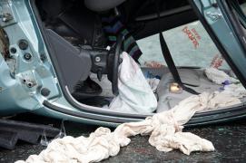 Şoferiţă în stare gravă, după ce s-a răsturnat cu maşina de mai multe ori, pe un drum drept, în Timiş