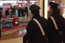 Un român a păcălit angajaţii unui mall din Verona, cumpărând anvelope scumpe la sfert de preţ