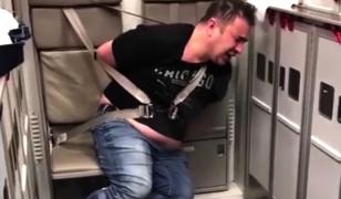 Un pasager a încercat să deschidă uşa unui avion la 10.000 de metri