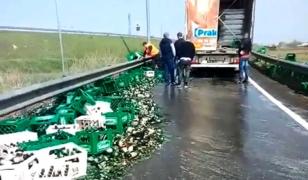 Râuri de bere pe Autostrada Soarelui, după ce un TIR a pierdut marfa pe şosea