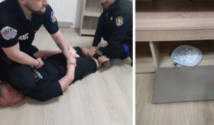 Chiriaş din Mamaia Nord, prins în timp ce priza droguri dintr-o farfurie