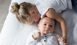 O fetiță de 3 ani și-a îngrijit frățiorul de 2 luni, după ce părinții lor au murit