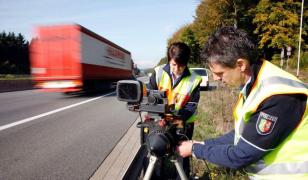 Șofer român, arestat pe loc în Germania după ce a lovit intenționat o mașină de Poliție