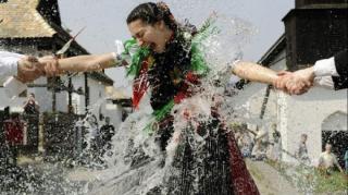 O tradiţie specifică Lunii Albe este stropirea cu apa