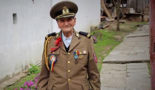 Mesajul unui veteran de război, de Paşte: "Tu porţi haine scumpe, eu port embleme din război. Te rog, nu vorbi urât de ţara mea"