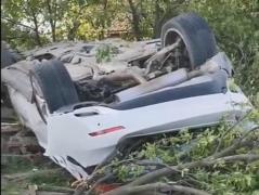 Un BMW cu 4 tineri s-a răsturnat la Padina. Bolidul a distrus o casă şi a dezrădăcinat un copac (Video)