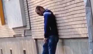 Fenomenul 'Zombie' în Satu Mare. Tânăr narcoman paralizat din cauza ţigărilor stropite cu otravă (Video)