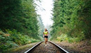 O fată dezbrăcată a fost salvată din faţa unui tren, în Vrancea