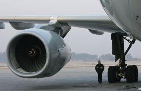 Bărbatul spera ca monedele să-i poarte noroc