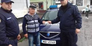 Un bărbat din Argeş şi-a uitat la bancomat şi banii şi cardul