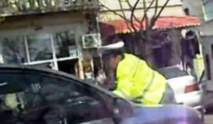 Poliţist local din Iaşi, luat pe capotă de un şofer nervos